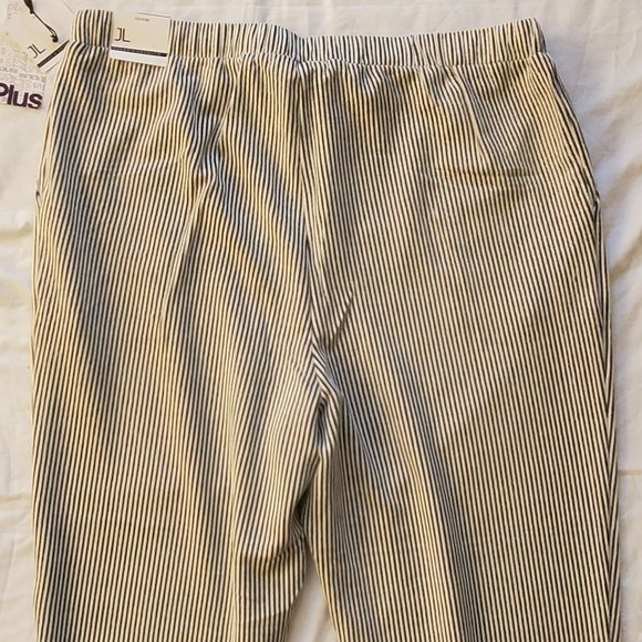 Jules & Leopold Women's Black & White Striped Jogger Capris Plus Size 1X - Picture 5 of 6